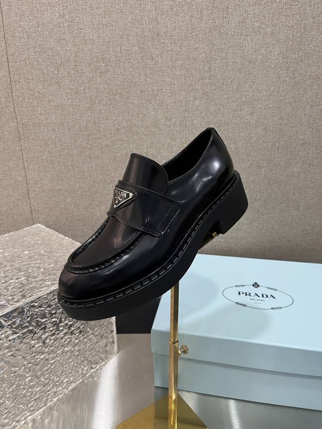 宝子们看过来！Prada普拉达经典厚底乐福鞋超绝！经典三角标超吸睛，皮质柔软有质感。厚底设计显高又时髦，走路还不累脚。无论是搭配裙装还是裤装，都能轻松拿捏时尚感