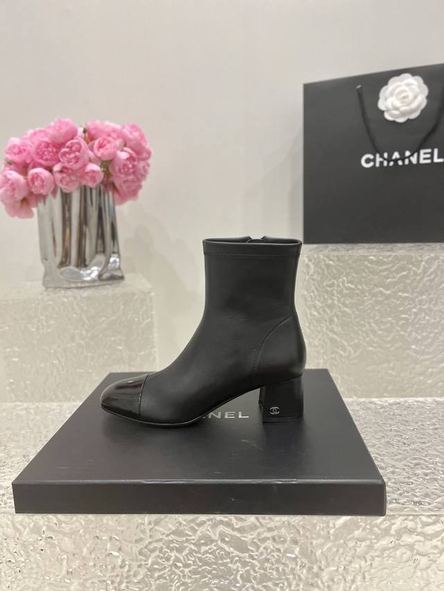 Chanel香奈儿小香非常经典的一款拼色弹力短靴！鞋面采用意大利进口弹力羊皮 手感柔软 混种羊皮垫脚做工极精细，真皮大底 跟高:5Cm 35-40