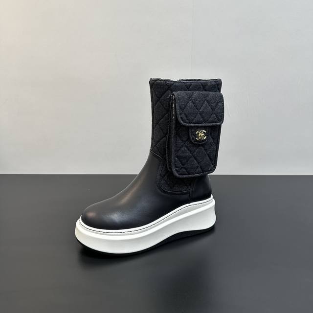 Chanel 2025S秋冬系列厚底高短靴，高筒和短靴两款分别用进囗牛皮打造，外增高度5Cm超显腿长， 靴简沿用了香奈儿的经典菱格纹，加上可打开装小东西的小包包
