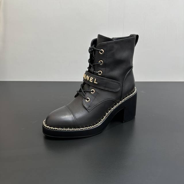 秋冬新款Chanel 25B 小香经典拼色链条粗跟系带短靴厚底高跟切尔西靴 这款厚底在欧美街拍中出境率超高，Ins也是火了一把，整体线条流畅性保持跟原版一致，真