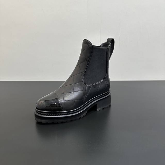 Chanel香奈儿小香家2025秋冬新款切尔西短靴 ，经典圆头拼色 、简约轻便舒适 、松紧带设计一脚蹬 、非常百搭 。 鞋面：头层小牛皮 漆皮 、内里：羊皮内里