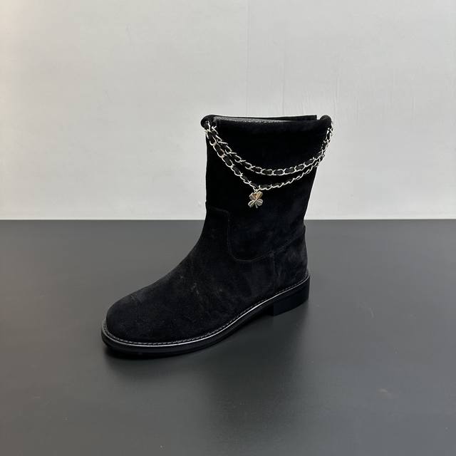 Chanel新款秋冬链条短靴 顶级版本 标志性的双C元素与幸运的四叶草巧妙结合 短靴的设计简洁大方 面料采用牛皮 牛筋 内里垫脚均为羊皮材质 意大利进口真皮大底