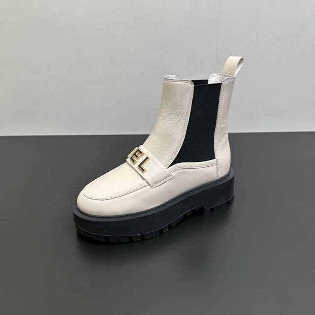 Chanel香奈儿2025秋冬B新款单鞋厚底松紧带切尔西靴字母扣短靴 鞋面原版定制 牛皮拼接 垫脚羊皮内里 重金开模发泡大底 跟高4.5Cm 码数35-40定