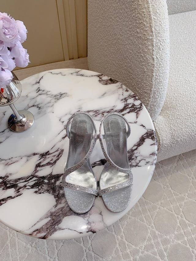 Christian Loubouti* 新款水钻绕带红底高跟凉鞋 流畅的曲线勾勒曼妙风情 尽显性感风姿 鞋面牛皮进口水钻 内里垫脚羊皮 原版进口Ar1顶级真皮大