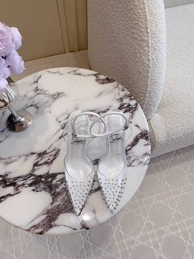 Christian Loubouti* 新款铆钉红底高跟凉鞋 野性与性感之美 流畅的曲线勾勒曼妙风情 尽显性感风姿 万年经典款 鞋面羊皮原版铆钉 内里垫脚羊皮