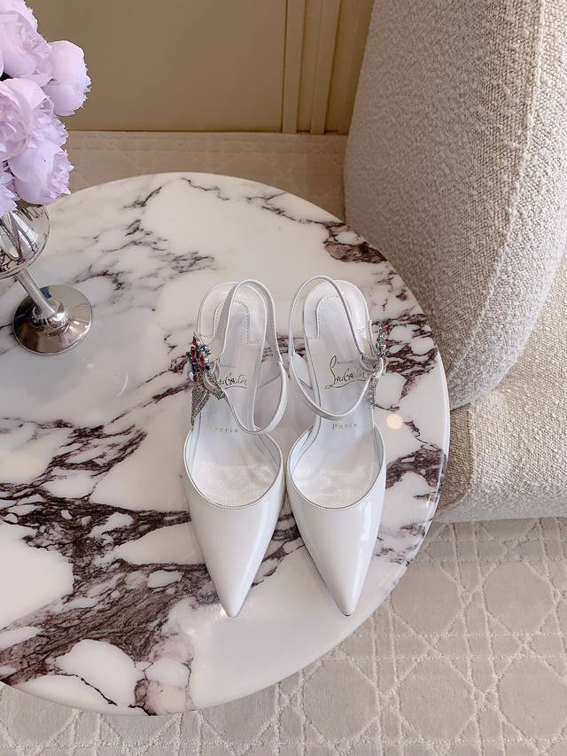 Christian Loubouti* 新款宝石流苏红底高跟凉鞋 流畅的曲线勾勒曼妙风情 尽显性感风姿 鞋面牛漆皮 真丝 原版开模钻扣 内里垫脚羊皮 原版进口A