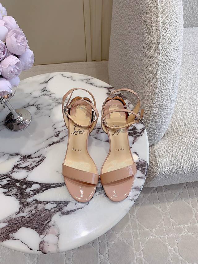 Christian Loubouti* 新款红底高跟凉鞋 花朵鞋跟设计非常有特点 流畅的曲线勾勒曼妙风情 尽显性感风姿 万年经典款 鞋面牛皮 真丝 内里垫脚羊皮