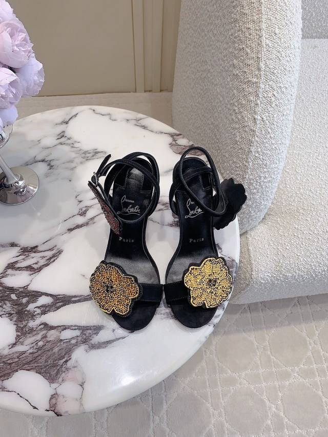薄底 水台 Christian Loubouti* 新款重工红底高跟鞋 纯手工制作水钻花朵 闪耀夺目 富贵迷人 交织出童话般的梦境 鞋面羊京 内里垫脚羊皮 原版