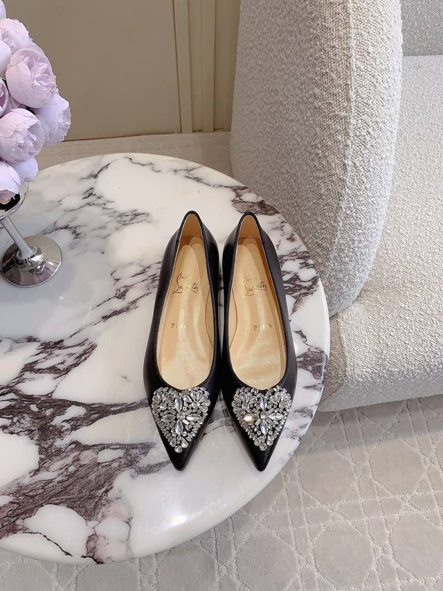 Christian Loubouti* 新款限定爱心宝石红底高跟鞋 为爱献礼 尖鞋头配标志性浅口鞋面搭配纤细的鞋跟 柔软的白色纳帕鞋头点缀夺目心型水晶宝石镶嵌