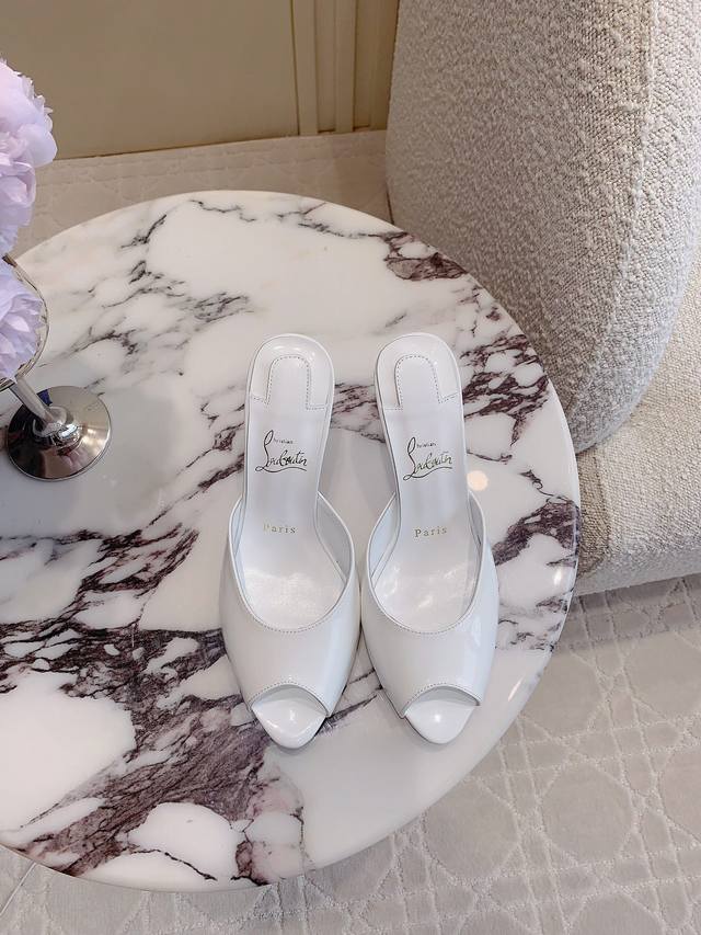 Christian Loubouti* 新款鱼嘴高跟凉拖鞋 流畅的曲线勾勒曼妙风情 尽显性感风姿 鞋面牛漆皮 内里垫脚羊皮 原版进口Ar1顶级真皮大底 跟高 跟