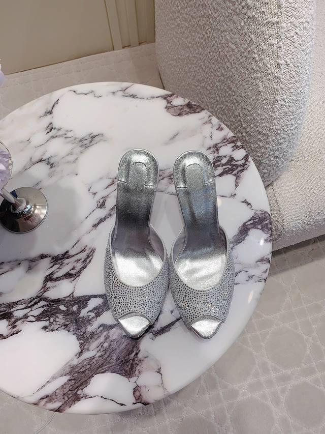 Christian Loubouti* 新款鱼嘴高跟凉拖鞋 流畅的曲线勾勒曼妙风情 尽显性感风姿 鞋面进口超闪水钻 内里垫脚羊皮 原版进口Ar1顶级真皮大底 跟