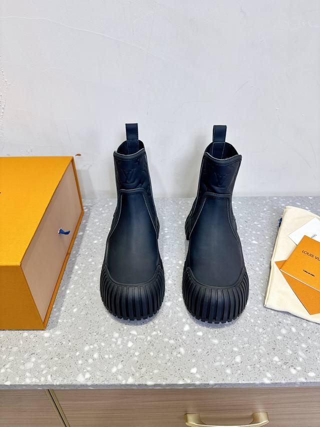 配官网同步飞机盒 Louis Vuitton 路易威登 25Ss秋冬新款 厚底 一脚蹬 短靴 网红，大明星走秀新款 休闲百搭时尚潮流款，上脚舒适 搭配路易威登标