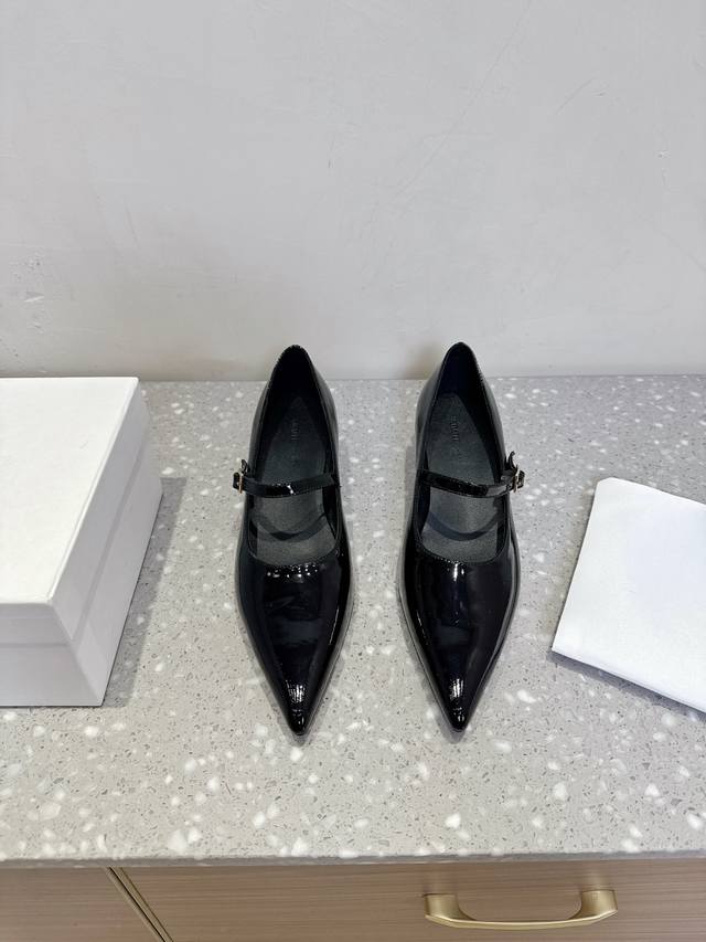 Khaite 小众潮牌 25Ss春夏新款 复古坡跟 玛丽珍 尖头单鞋 极简前卫、锋利和无畏的设计，让Khaite近年响亮时尚界。短短几年间已经成为最受欢迎的服装