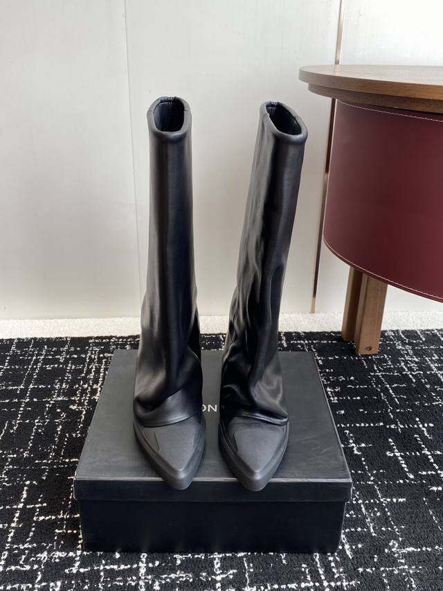 代购级短靴 高靴 Dymonlatry 小众设计师新款做旧尖头靴子 3Cm内增高，轻松拉长比例增高，驾驭运动感街头造型 原版开模定制线条数据为极简穿搭带来丰富细