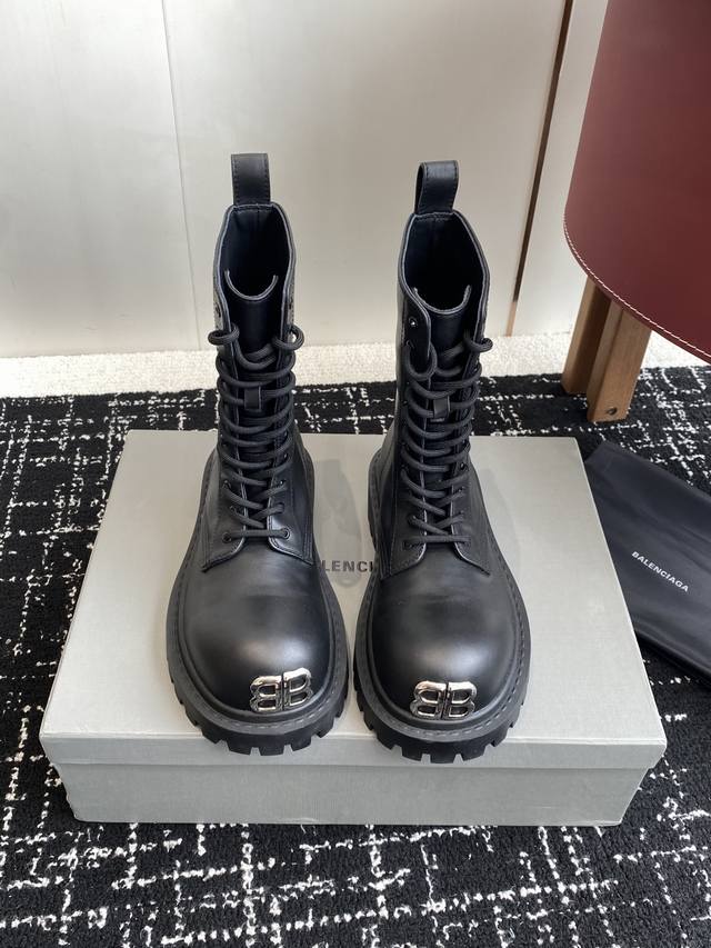 代购级双B款490 铁塔款 Balenciaga 巴黎世家 25Ss 秋冬新款系带 双B扣马丁靴 看着硬朗 但上脚舒适 个性帅气的的同时 不失舒适感 擦色做旧复