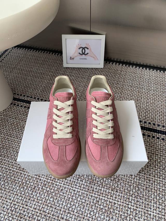 Maisonmargiela Mm6 马吉拉 经典德训鞋 休闲运动鞋 情侣款 鬼才设计师品牌一个轻奢品牌 这一款德国训练鞋延续了经典的T形真皮拼接设计 经过设计