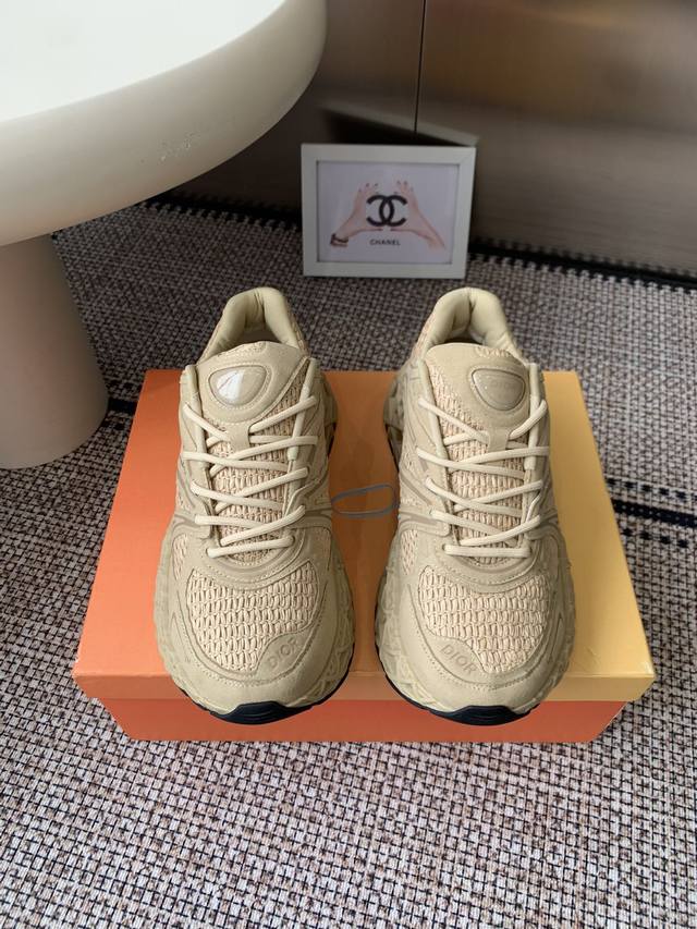 Dior X Kaws 联名款B35胶囊情侣款 系列 镂空 网面 运动鞋 这款名为B35 Nxt 的新款运动鞋 采用了 3D打印技术制成镂空式鞋底 鞋身部分则是