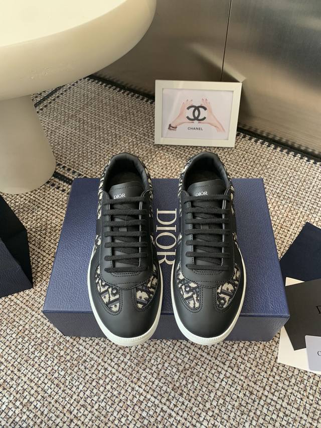 顶级版本 迪奥 Dior 25Ss新品 B01德训鞋 情侣款鞋头维度设计宽了点 上脚舒适度完美在线 线头优美 适配裤型完美百搭 饰以各种经典细节 是日常造型的理