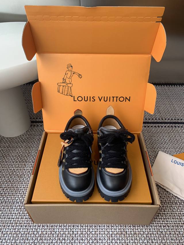 Louis Vuitton 路易威登 系带厚底乐福鞋 最新款 德比鞋 情侣款 这款松糕厚底系列今年非常火爆 穿上增高效果，和时尚的引领绝对的Yyds！ 小牛皮L