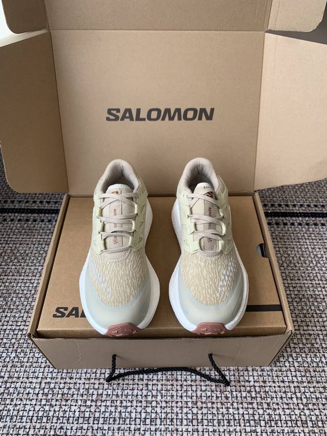 Salomon 萨洛蒙 第三代 Aero Glide 3 Grvl 鞋面 Grvl版本编织更加紧密、外侧的压胶也有防污防泼水的功效 透气性很好 鞋头和中足较宽
