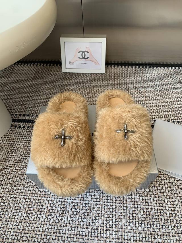 Smfk厚底面包拖鞋，超级火的一款面包拖，被种草得不行 各大网红博主都在穿它，巧妙纳入品牌元素后时尚百搭、辣妹至爱，被完美释放 面料:羊毛 内里 垫脚合成皮革，