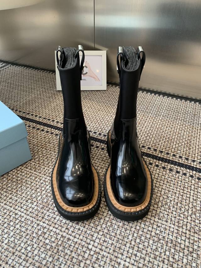Prada 普拉达 经典三角标 短靴 今年秋冬主推系列 清新风带点小贵气的感觉 上脚非常完美 显腿瘦气质这块刚好拿捏 优雅大方 风格多变 各种配件材质 都是一比