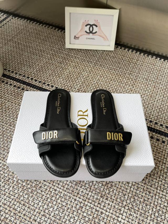 Dior 2025 春夏新款 D-Act平底沙滩女鞋 Cd字母Logo五金扣露趾凉拖鞋 材质:鞋面进口小牛皮+水染羊皮垫脚+原版开模Tpu大底 Size：35-