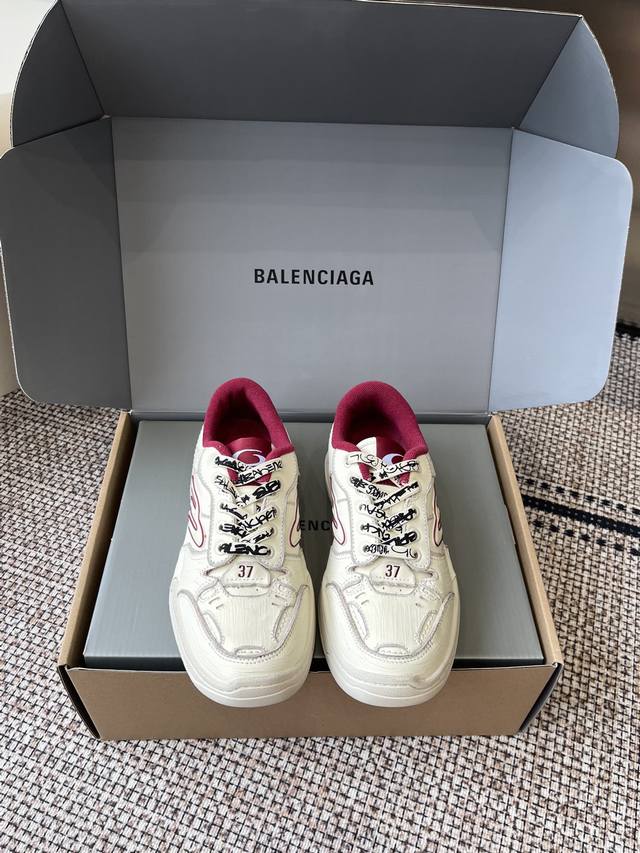 Balenciaga巴黎世家 最新秋冬款Hamp Tons 运动鞋 情侣款 超多明星网红种草 它以经典鞋履为原型 侧面极具辨识度的巴黎家B标志 打造流线型轮廓