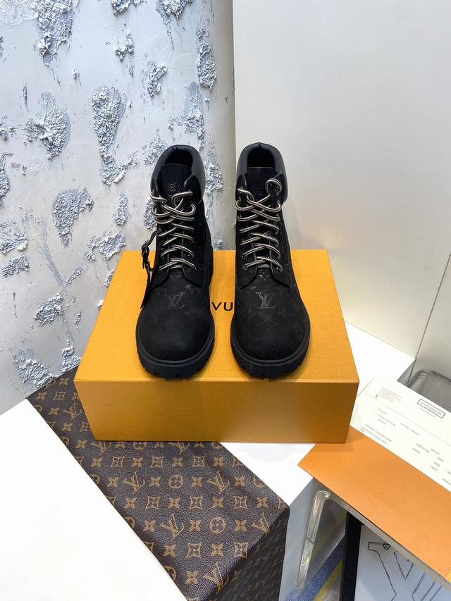 工厂P价P： Lv X Timberland 添柏岚 联名款 老花 压花 大黄靴 及踝靴 短靴 Lv X Timberland 及踝靴取材 Monogram 压