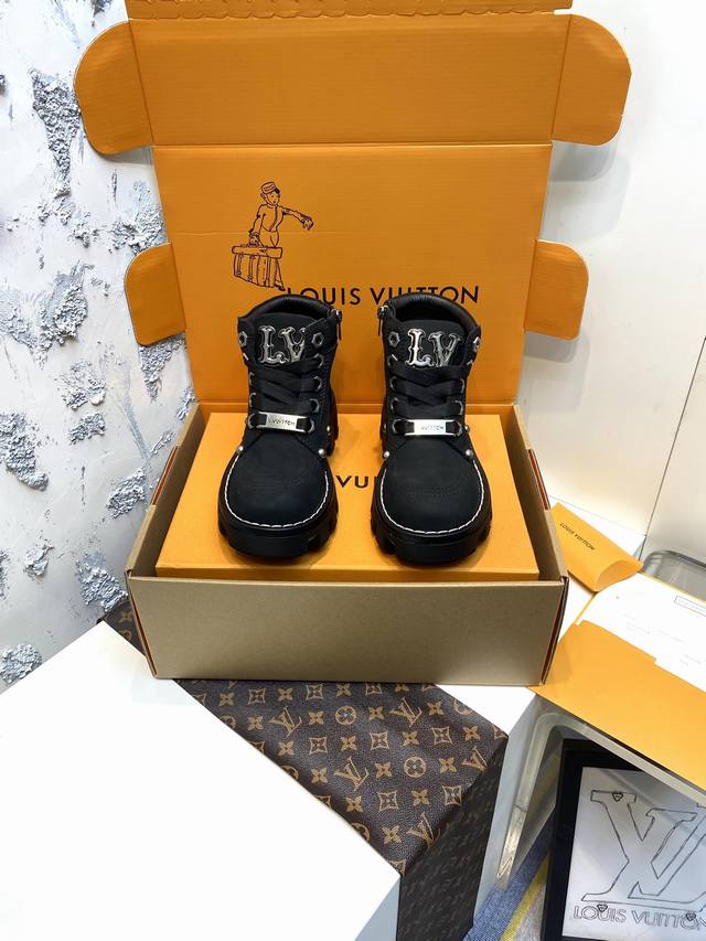 工厂P价P： 最新款 看过来吧 情侣款 大黄靴系列 Lv路易威登L家 驴牌 24Ss 秋冬Checker系列 厚底 短靴 马丁靴 及踝 情侣款靴 Lv Chec