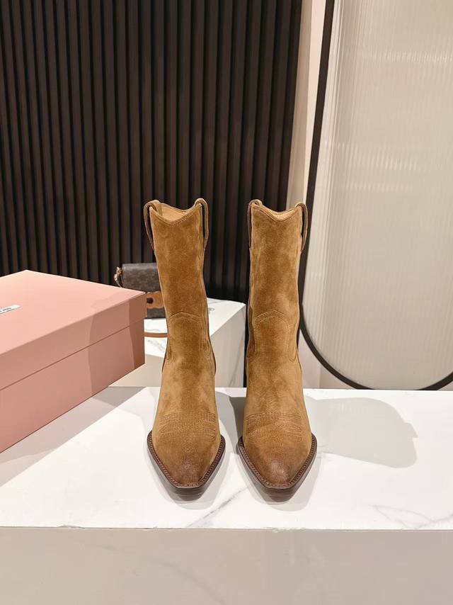 Miumiu缪缪秋冬最新款西部牛仔靴 今年最值得入手的靴子 没有之一！易梦玲同款超多网红明星上脚 Miumiu今年秋冬确实泰酷辣 秋冬限定款 专柜非常难买 看着