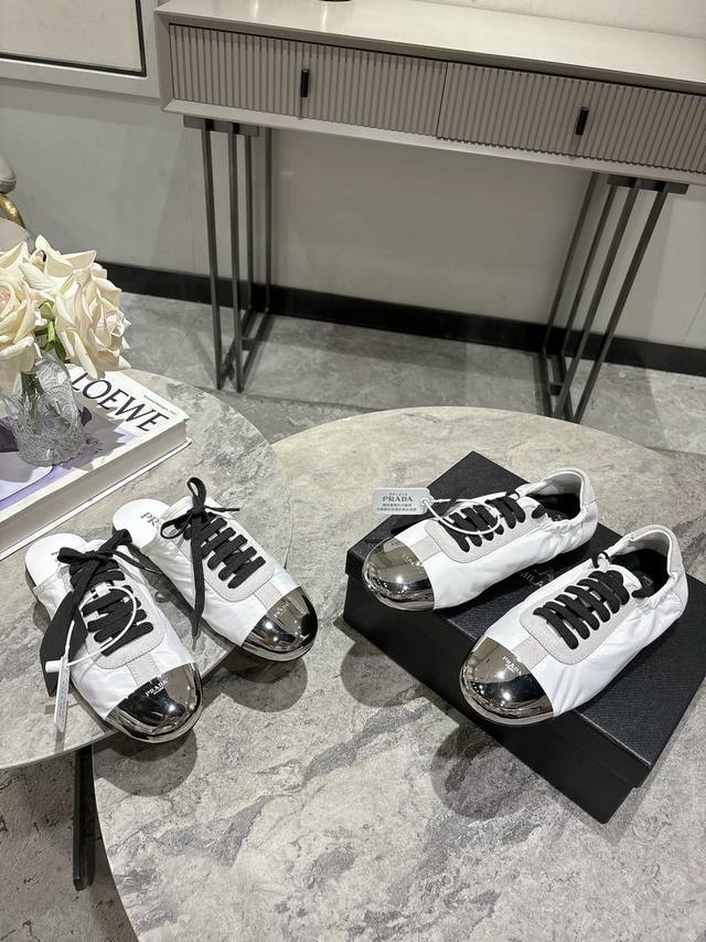 半拖 ， 单鞋 ； Prada 普拉达春夏秀款薄底德训鞋女 25Ss秀款出境率最高的单品 鞋面麂皮有肌理感，内里羊皮包裹，软软糯糯的 鞋垫加厚小羊皮，踩上去无比