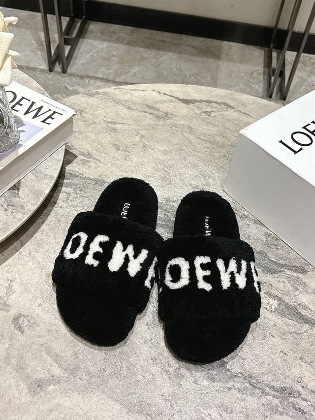 Loewe罗威尔经典秋冬字母毛毛拖鞋 这季节美鞋太多这款毛拖 真的是让我无法自拔真太可爱了～ 毛茸茸的羊毛是选用欧洲进口A级羊毛 我们做到与原版一致满鞋 全部采