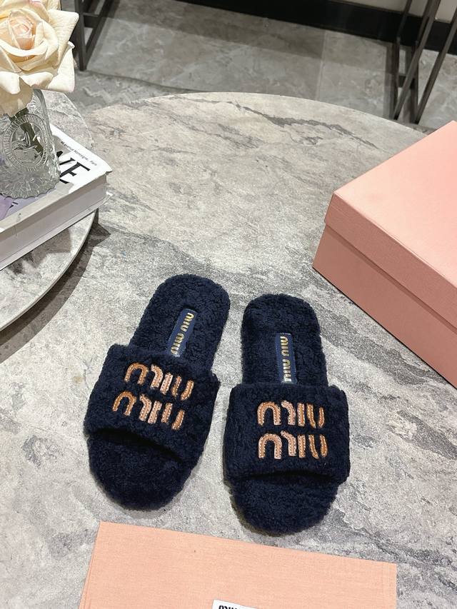 Miumiu缪缪秋冬最新款毛毛拖鞋～ Miu家今年也是出了不少 这双毛拖也好好看！皮质的就是非常高级呀 搭配秋冬的牛仔短裤 简直就是完美呀 大爱款，有时尚元素，