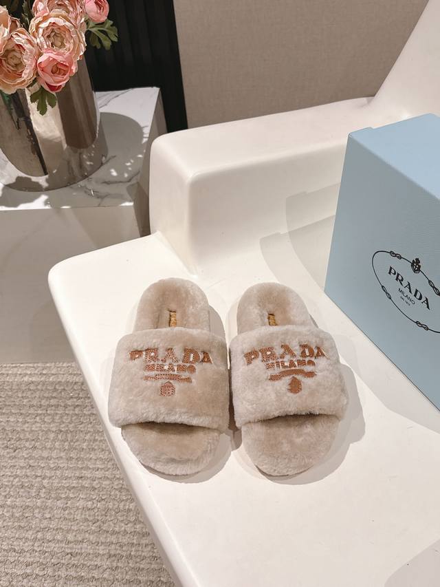 普拉达秋冬新款毛拖 百搭时髦单品！不管居家还是外穿都是品味的象征性！秋冬搭配袜子 那更是太绝太绝了 进口澳洲真羊毛，手感细腻柔软丝滑 大底是成型防滑底 Size