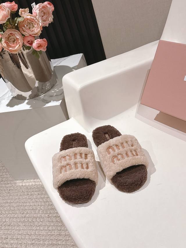 出厂： 独家顶级版本 缪缪Miumiu2025Vs新款毛拖系列 百搭时髦单品！不管居家还是外穿都是品味的象征性！ 秋冬搭配袜子 那更是太绝太绝了 面料：定制原版