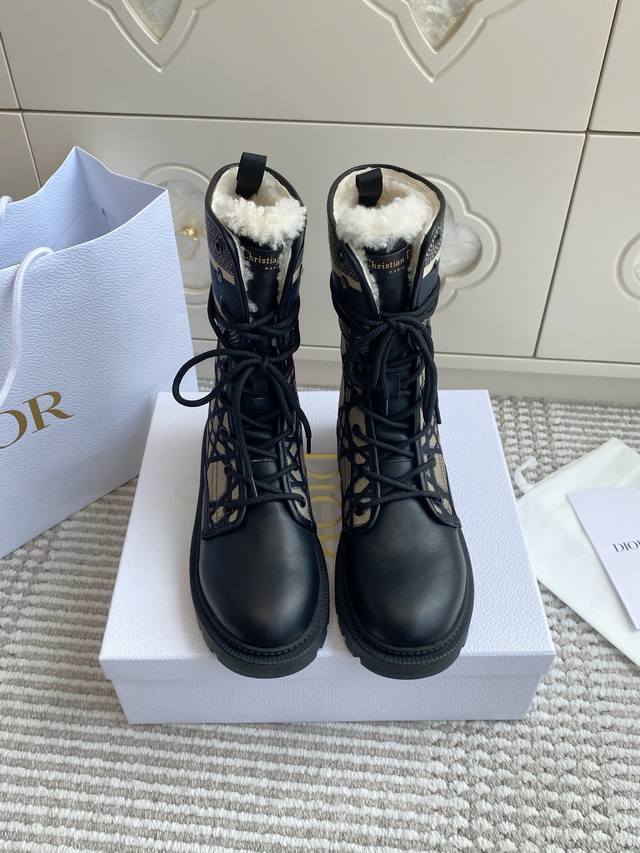 批皮里 羊毛里 Dior 迪奥Fw新款刺绣绑带短靴马丁靴 顶级品质 真的是Yyds啊，经典款该了面料，有粗尼的质感，很是高级的！整个鞋面都是刺绣的，非常重工！