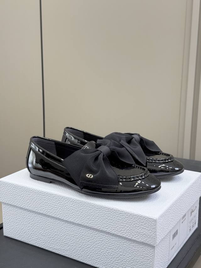 顶级品质 Dior Fw 25 New Arrival～ Cd 25秋冬蝴蝶结乐福鞋新品 缎面蝴蝶结好可爱，精致大方，好喜欢 鞋面漆皮和丝绒，羊皮内里， 真皮底