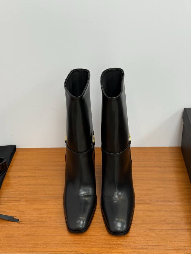顶级品质 Saintlaurent Fw25 New Arrival～ Ysl圣罗兰2025秋冬新品高跟短靴 裸靴 全皮面 气质款小圆头粗高跟+小金扣饰点缀，