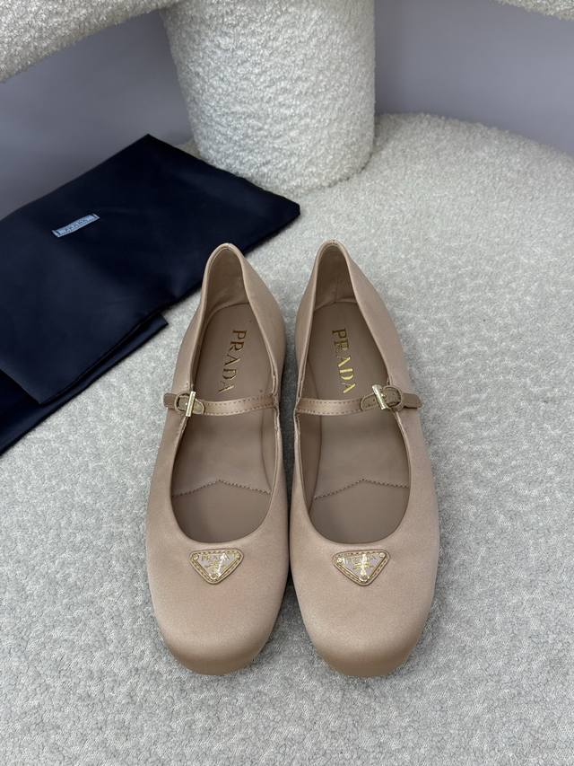 顶级品质 Prada Ss25 New Arrival～ P家25春夏系列圆头玛丽珍新品 时髦的小圆头，轻松Get时髦气息～ 秀气形体 仙气十足！上脚好看又减龄