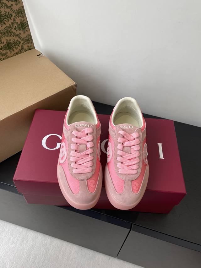 女款 Gucci 2025新款 双G休闲鞋 小白鞋 这双鞋由柔软的麂皮制成 散发出精致而现代的魅力 经典的Interlocking G标志优雅地突显了流线型版型