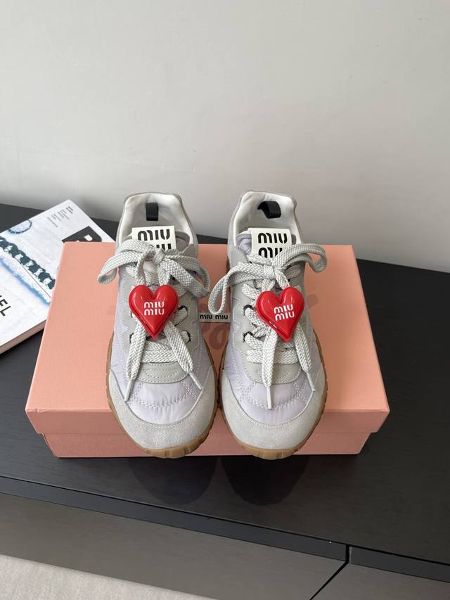 配饰60 Miumiu 缪缪 25Ss 春夏新款 饼干鞋 阿甘鞋休闲运动鞋 Miumiu最新爆款 前卫大胆的设计 Miu Miu风格融于此款厚底帆布运动鞋的简约