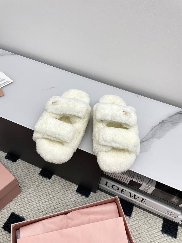 230 270两种价格P任选 Miu Miu 25Ss 秋冬新品魔术贴毛拖 秋冬新宠 百搭时髦单品！不管居家还是外穿都是品味的象征性！ 秋冬搭配袜子 那更是太绝