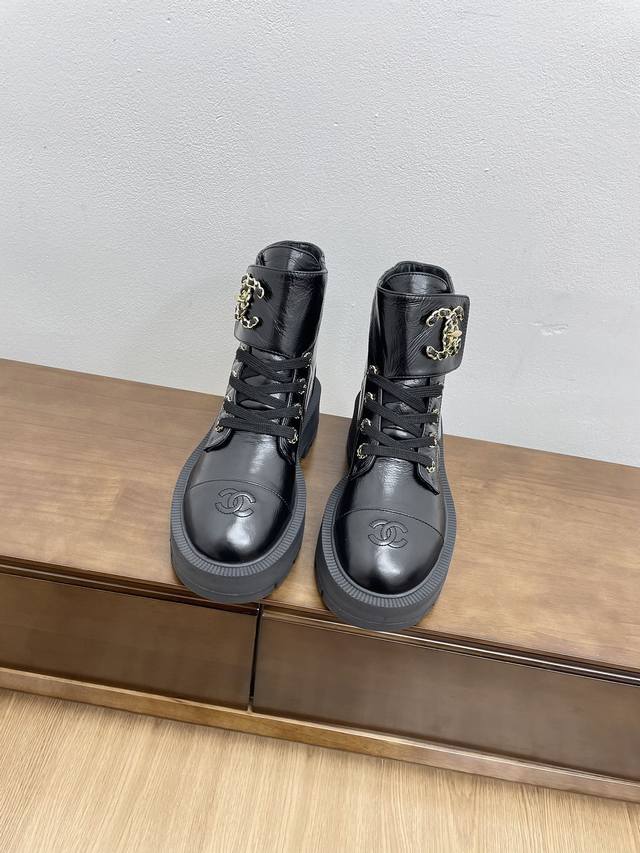 顶级版本代购级Chanel 24Ss 早秋 专柜新款马丁靴 天花板顶级品质 真的是小个子福星，厚底5Cma 更精致一点，菱格鞋面 鞋头的暗花Logo还有后跟的L