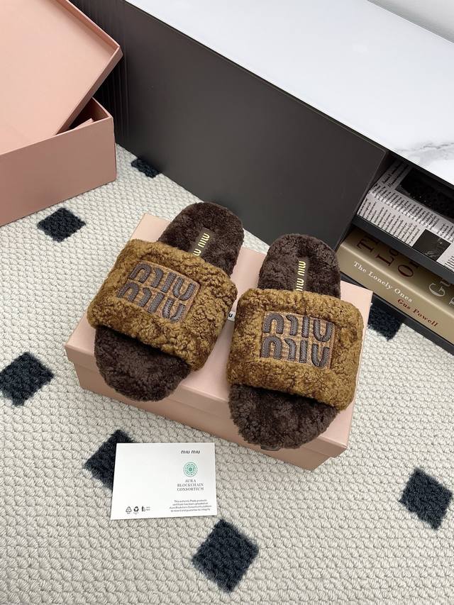 代购级Miumiu 2025秋冬新款字母羊毛拖鞋 超舒适的Miu毛拖 简约 随性 时髦有范， 慵懒又不乏高级感，最舒适的拖鞋没有之一 随意上脚都很好看 有型 好