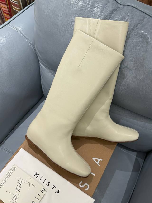Miista 25Ss 秋冬新款 意大利 品牌 做旧机车靴 穿搭灵感双手奉上~ 小羊皮材质超软超舒适 越穿越有味道的一款精品 意大利真皮大底 原版一致工艺 原版