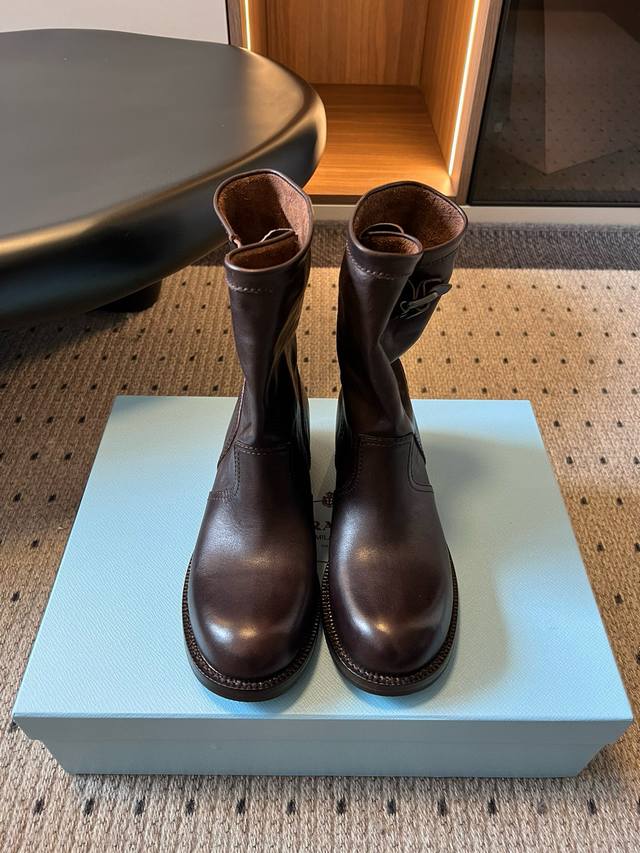 Prad* 普拉达 25Ss 秋冬 厚底骑士靴长靴 时尚厚底休闲长靴 ，独到味道，人人都爱也轻松驾驭 每年都会爆.还有就是百搭经典的鞋楦，足以征服你，穿上它，增