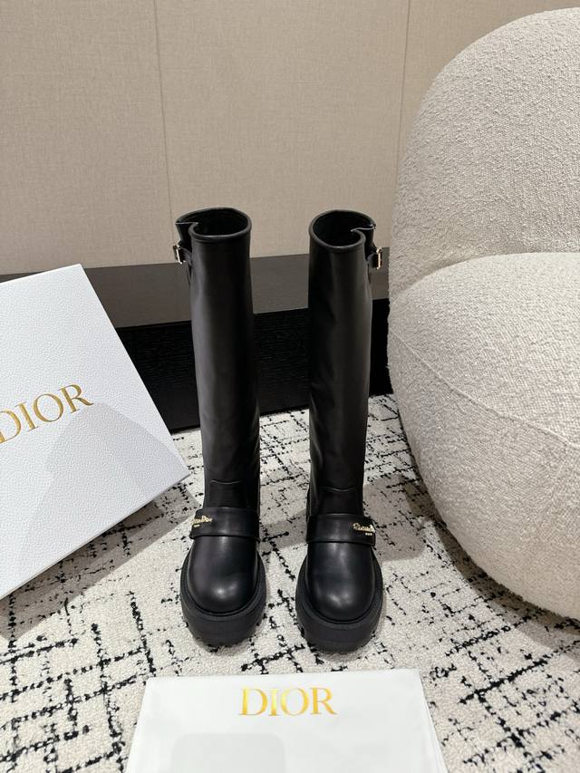 顶级版本 Di0R 迪奥 25 最新 秋冬新款 切尔西长靴靴 Dior Empreinte 靴子的可调节带上带有“Cd”标志，彰显经典设计。经久不衰的马靴造型