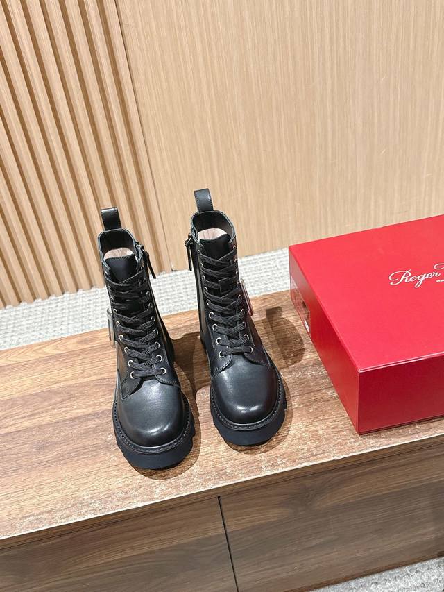 皮面 Roger Vivier 罗杰维维亚秋冬新款女靴 方扣中筒靴厚底英伦风马丁靴 绝美钻扣中筒靴，系带设计，上身显瘦修饰腿型。风格帅气十足，百搭时尚，标志性品