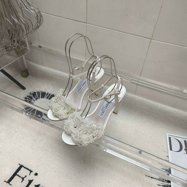 Jimmy Choo 周仰杰缎面珍珠粗跟凉鞋，优雅贵气珍珠编织配缎面，尽显温润优雅。手工串珠编织不磨脚，通勤逛街走一天不累。鞋面方头珍珠编织不顶脚，黑白两色百搭